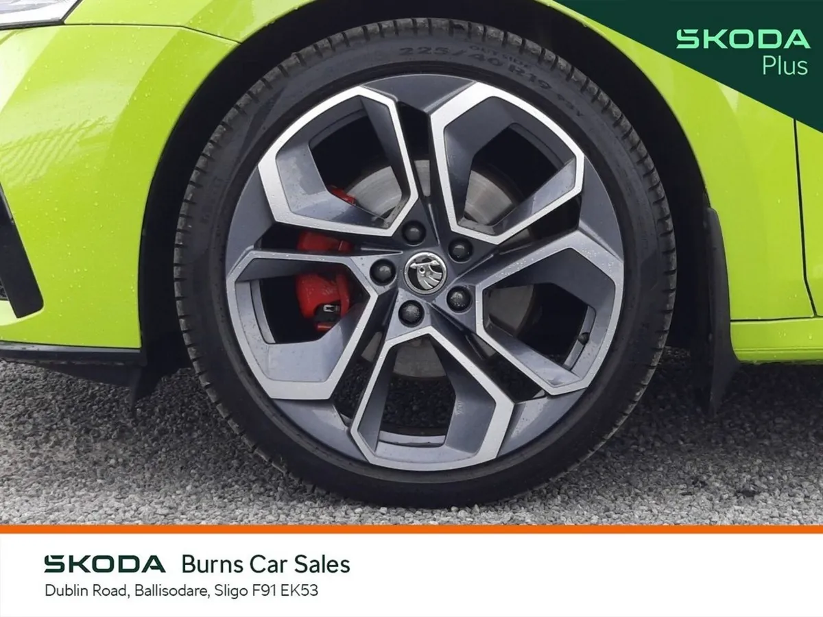 Skoda Octavia Saloon, Diesel, 2024, Green