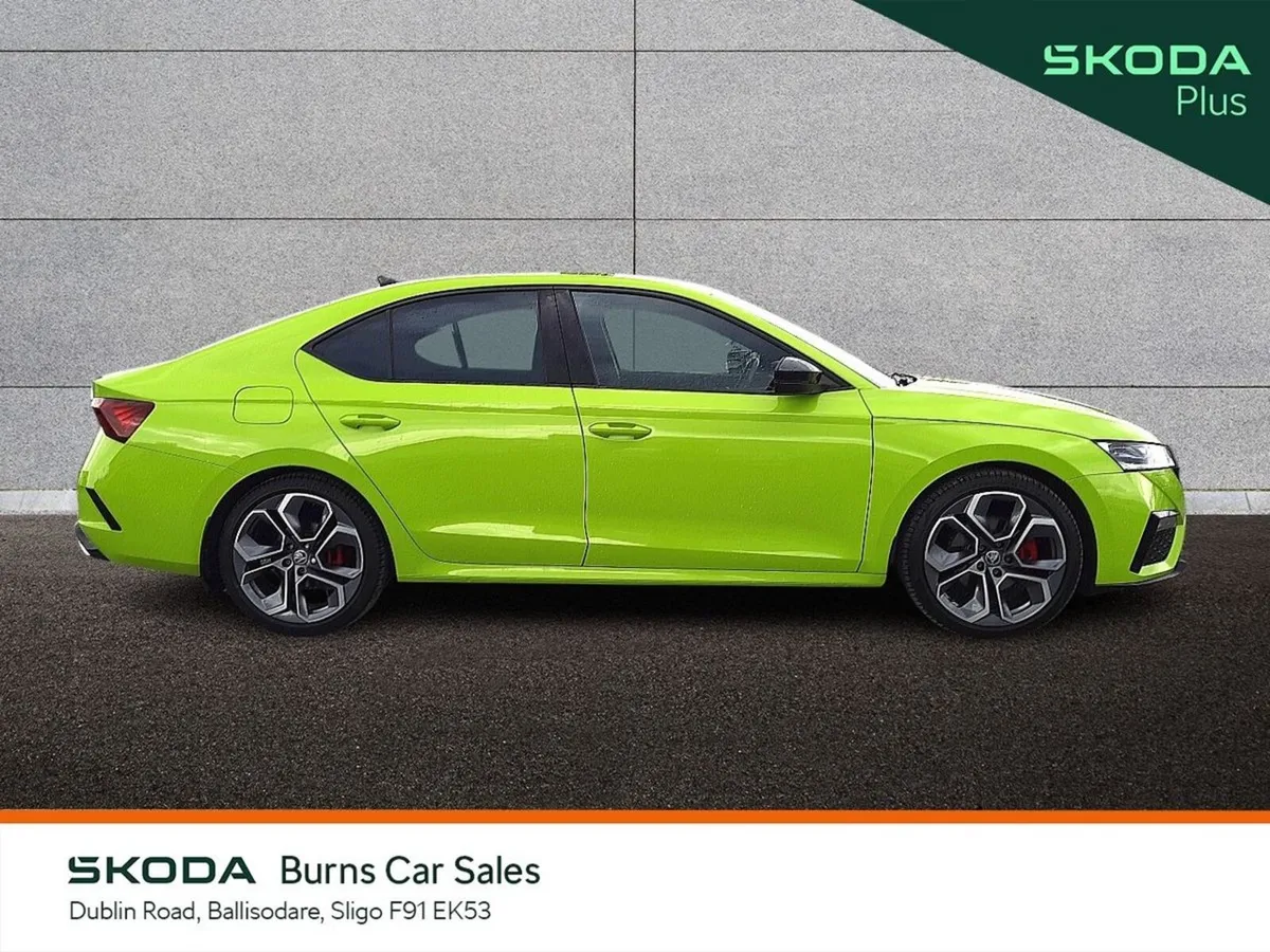 Skoda Octavia Saloon, Diesel, 2024, Green