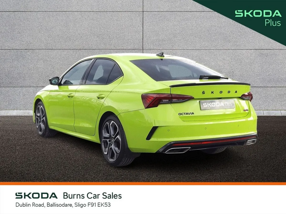 Skoda Octavia Saloon, Diesel, 2024, Green
