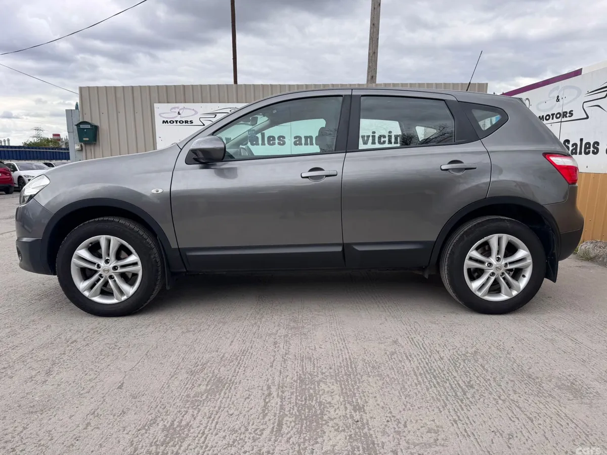 Nissan Qashqai Hatchback, Diesel, 2013, Grey