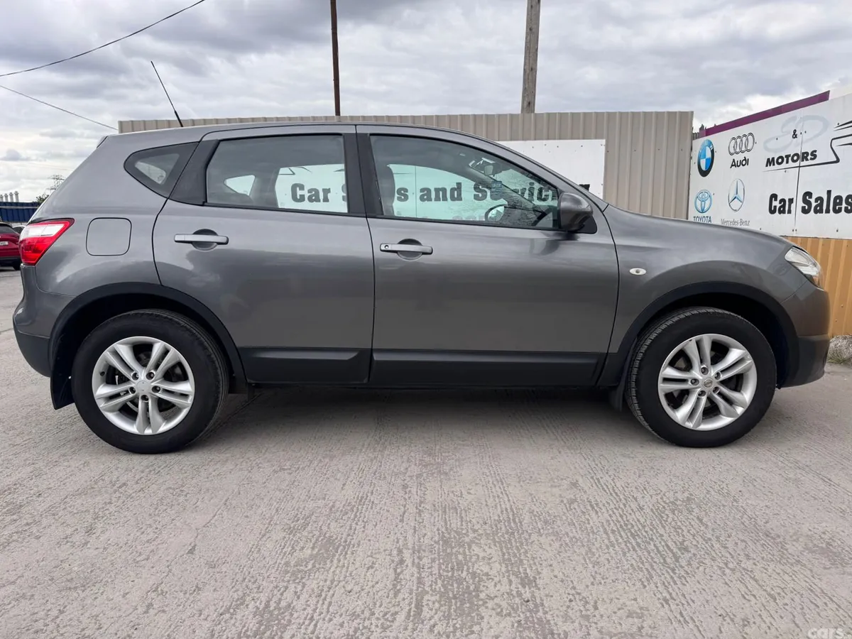 Nissan Qashqai Hatchback, Diesel, 2013, Grey