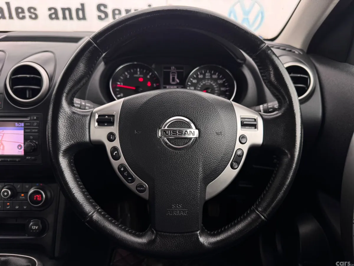 Nissan Qashqai Hatchback, Diesel, 2013, Grey