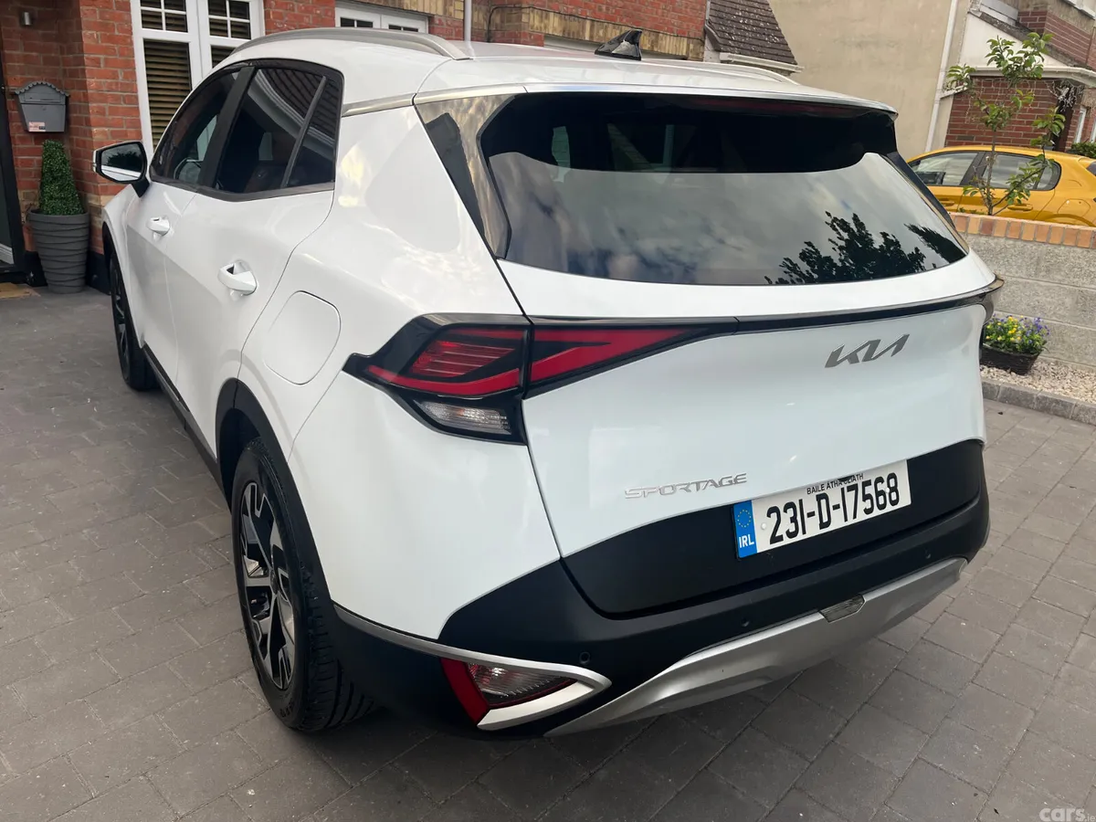 Kia Sportage SUV, Diesel Hybrid, 2023, White