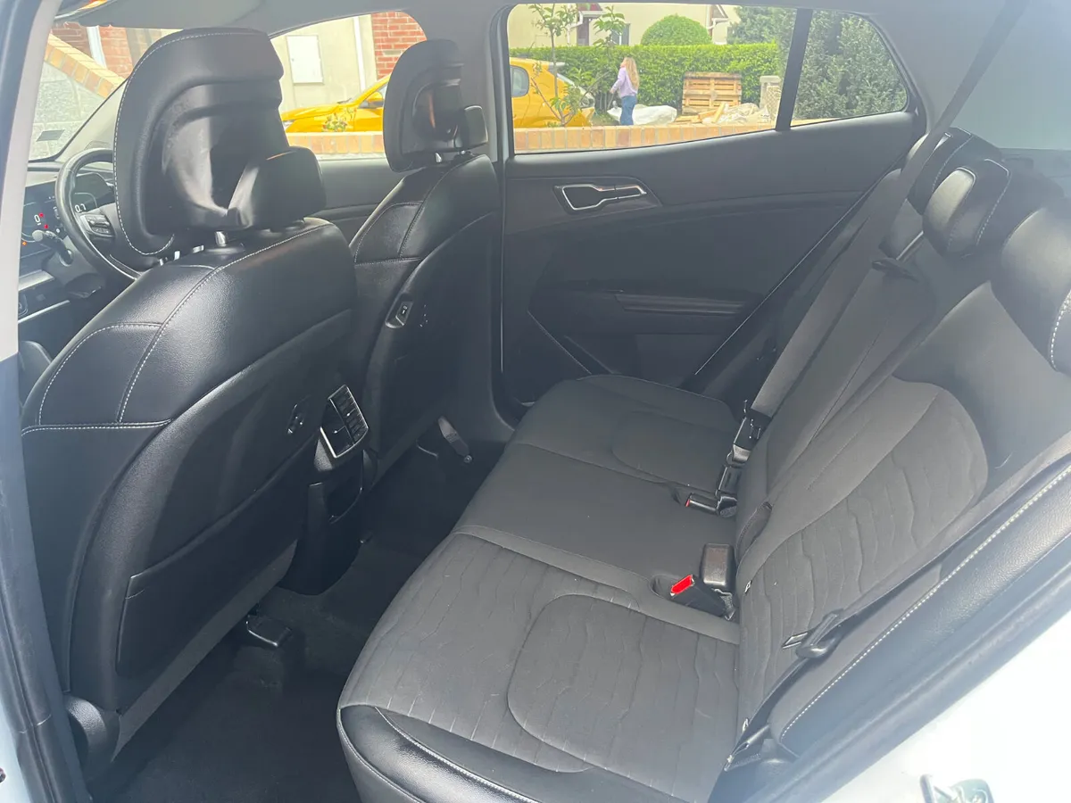 Kia Sportage SUV, Diesel Hybrid, 2023, White