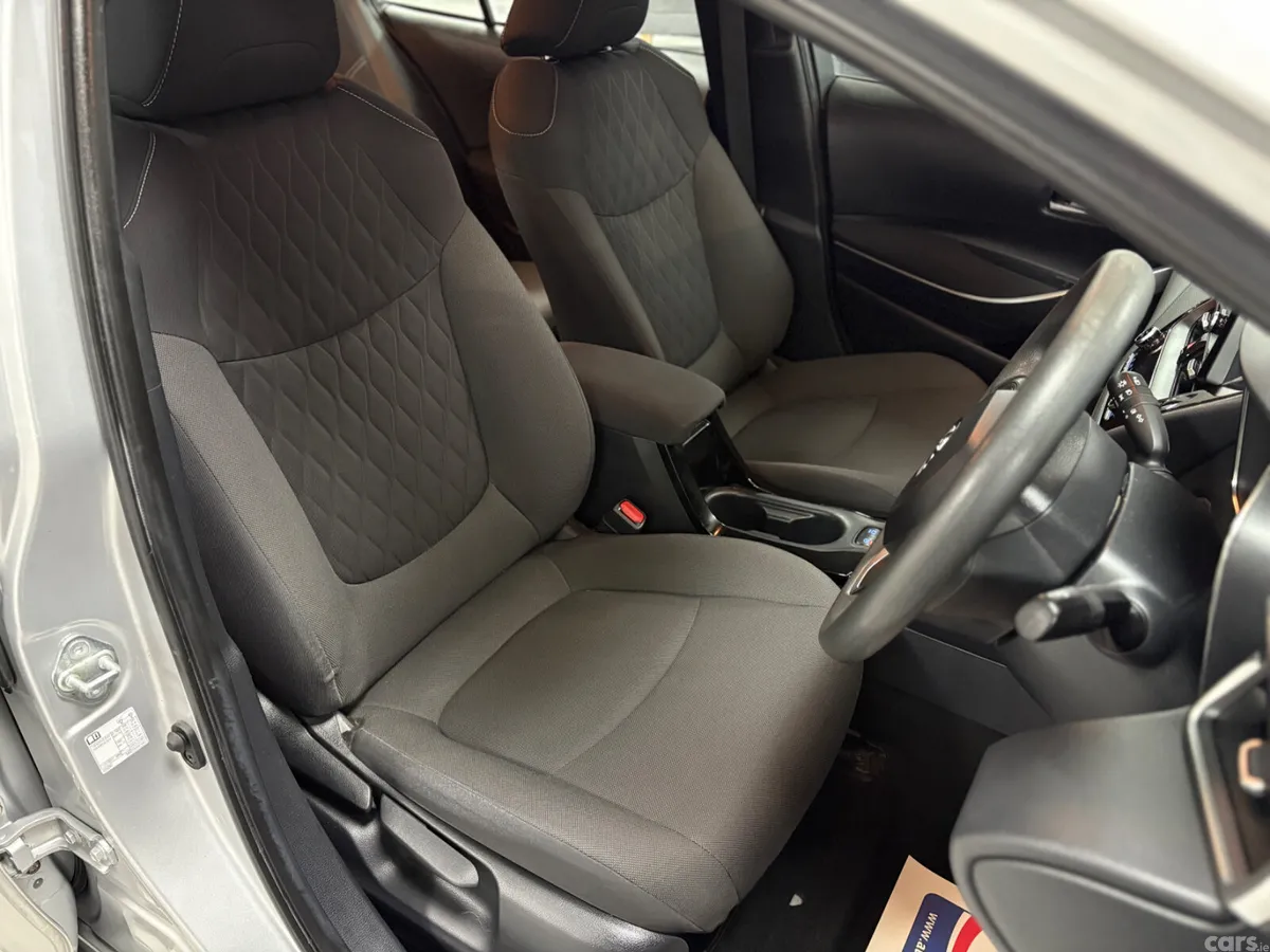 Toyota Corolla Saloon, Petrol Hybrid, 2019, Silver