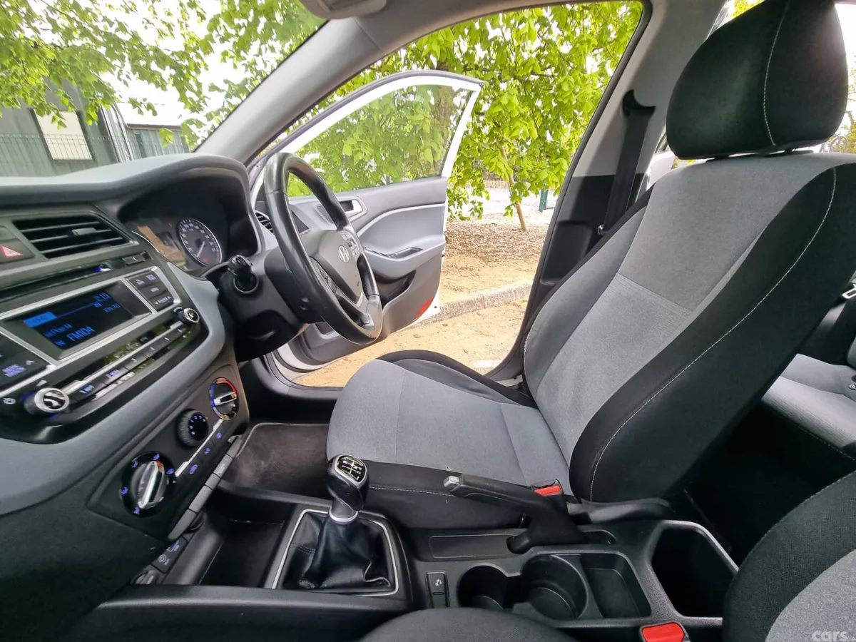 Hyundai i20 Hatchback, Diesel, 2016, White