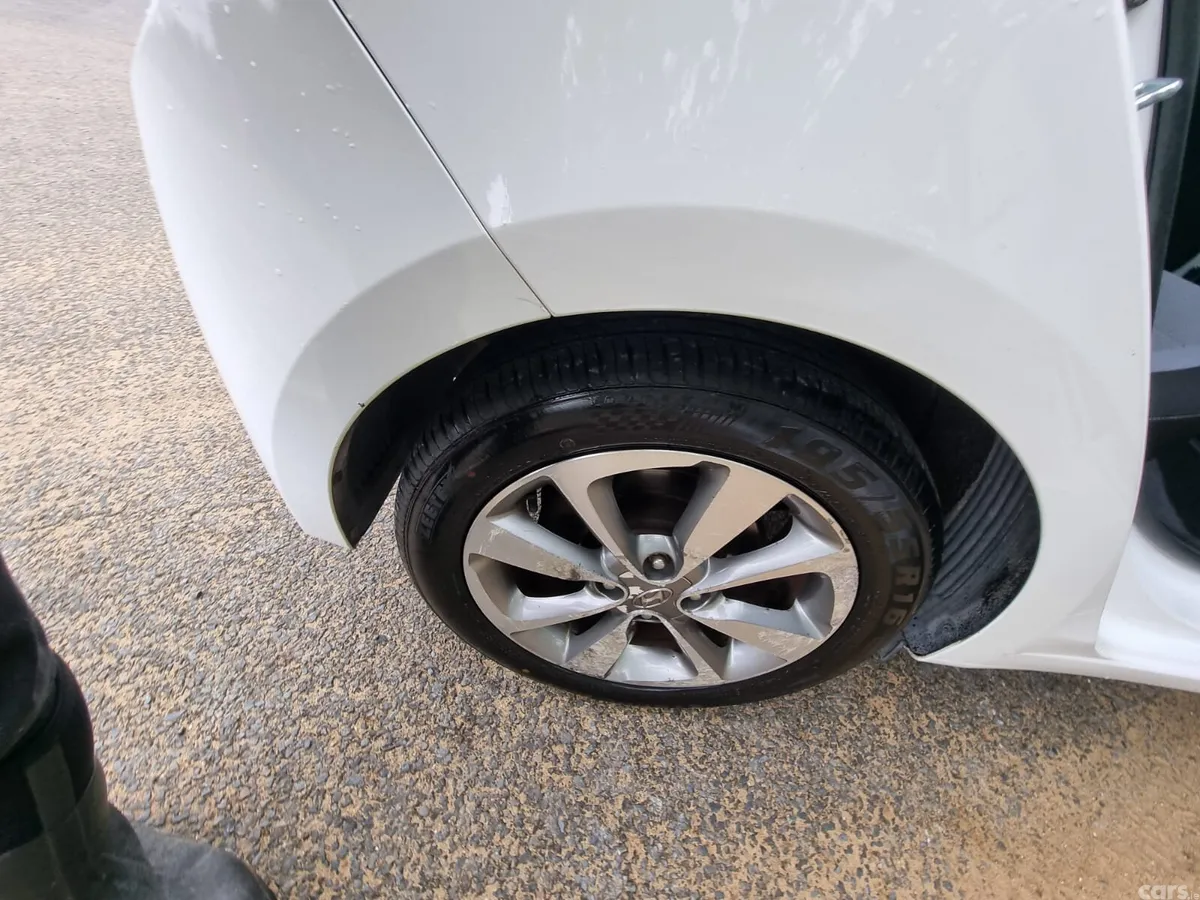 Hyundai i20 Hatchback, Diesel, 2016, White