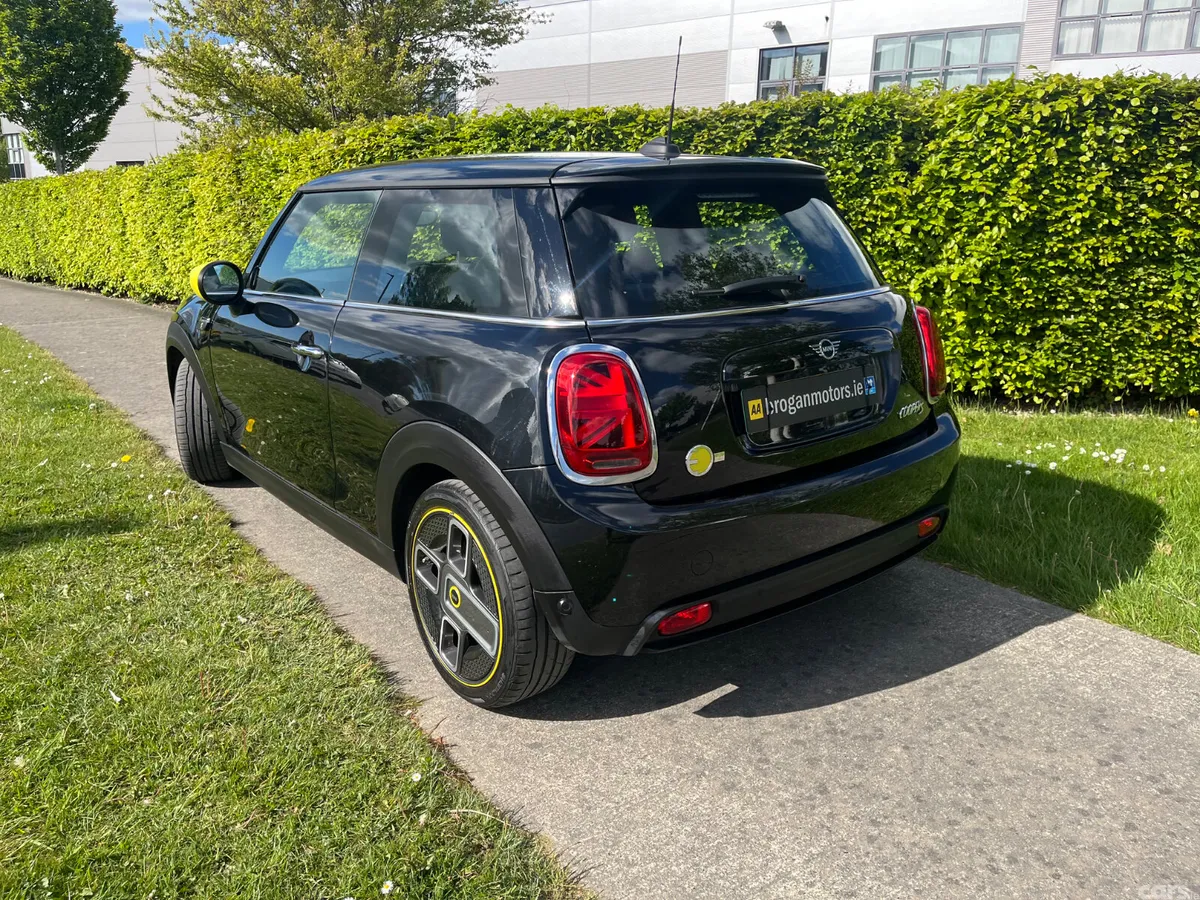 Mini Electric Hatchback, Electric, 2022, Black