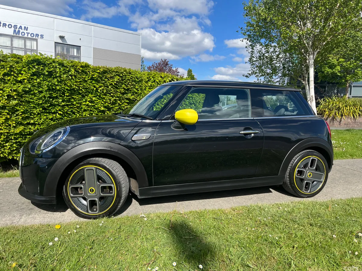 Mini Electric Hatchback, Electric, 2022, Black