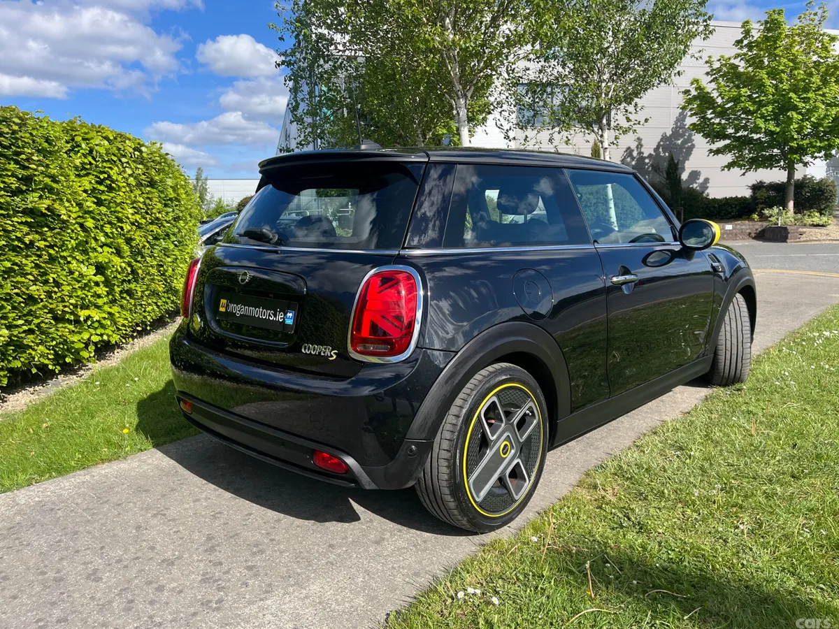 Mini Electric Hatchback, Electric, 2022, Black
