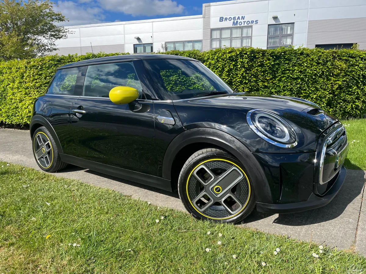 Mini Electric Hatchback, Electric, 2022, Black