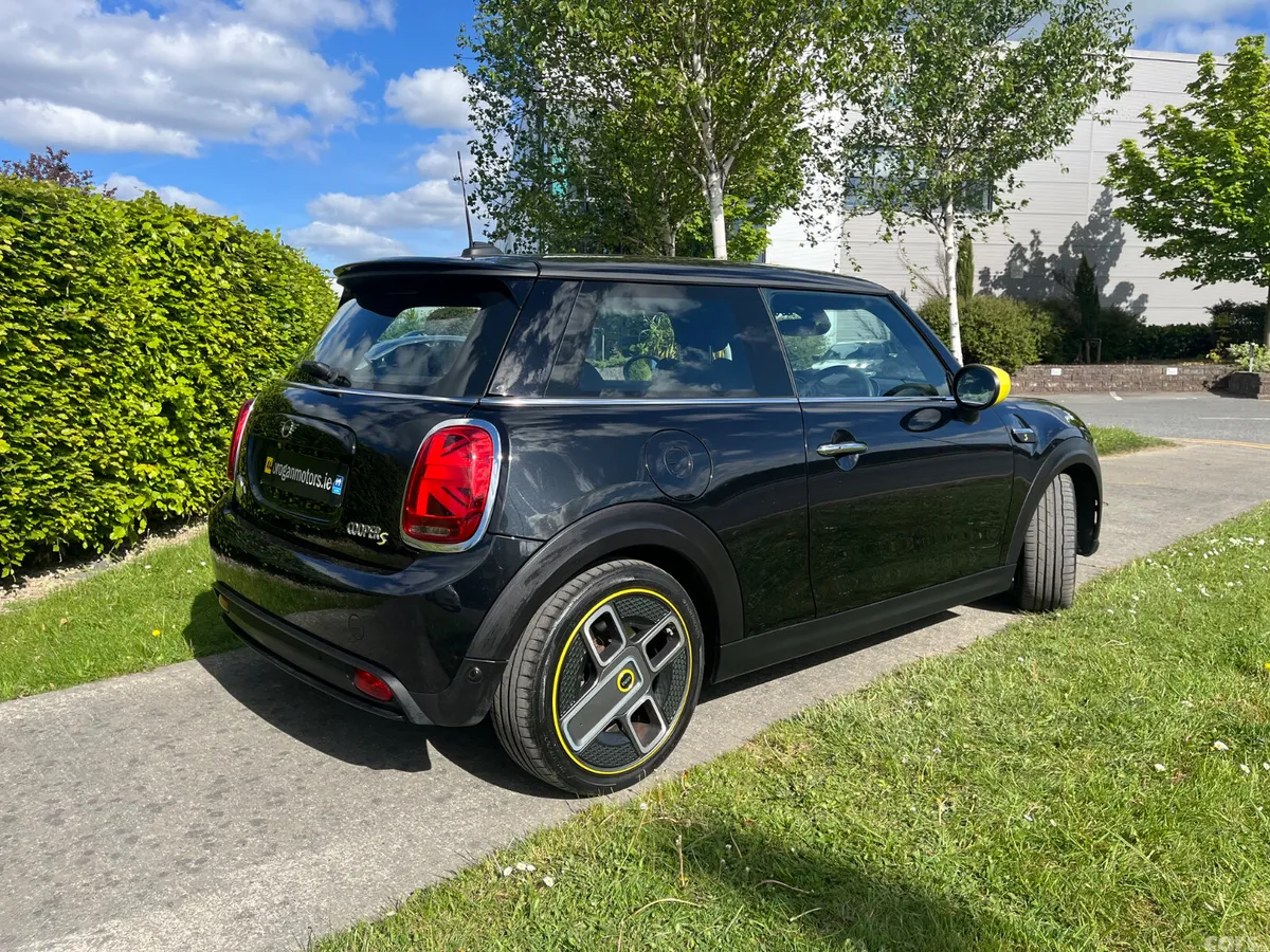 Mini Electric Hatchback, Electric, 2022, Black