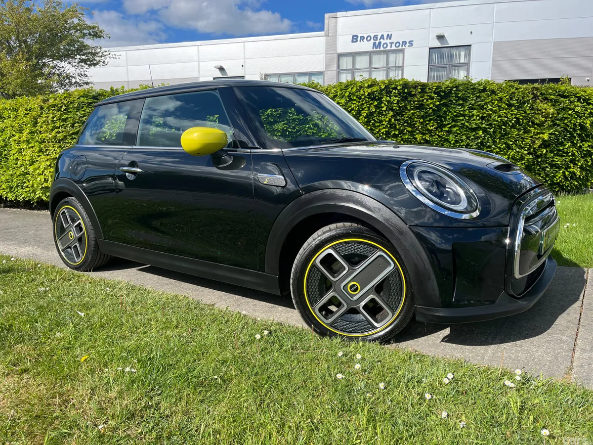 Mini Electric Hatchback, Electric, 2022, Black