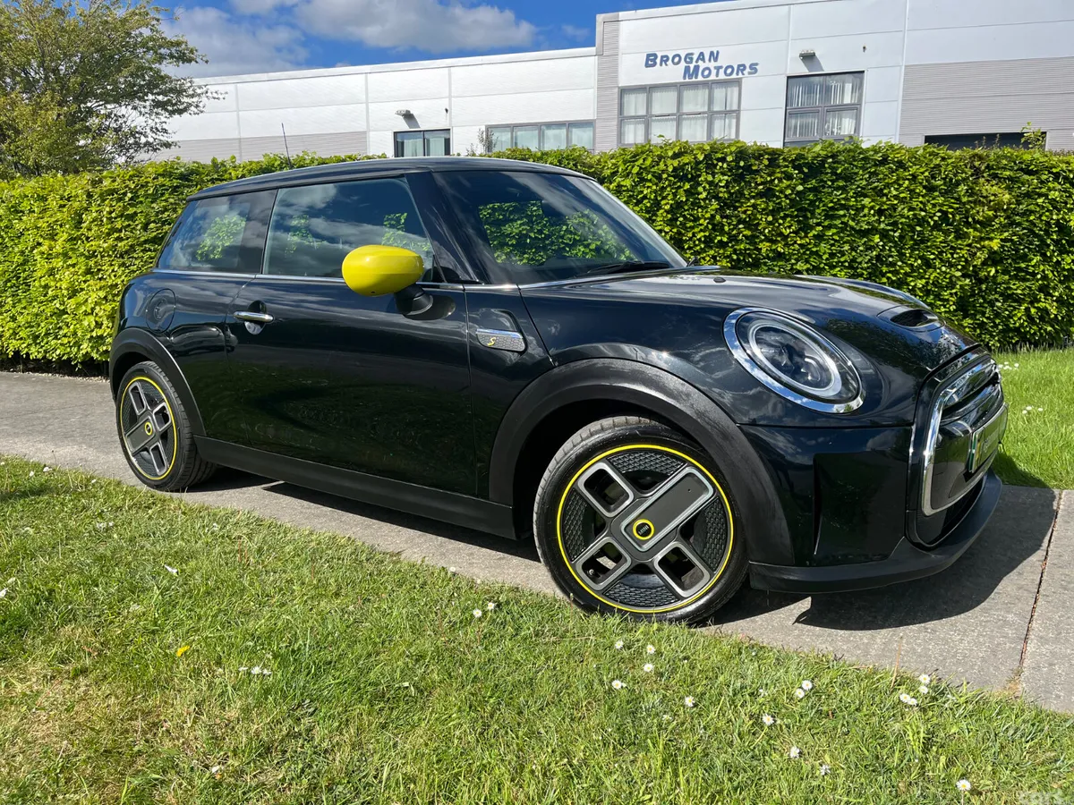 Mini Electric Hatchback, Electric, 2022, Black