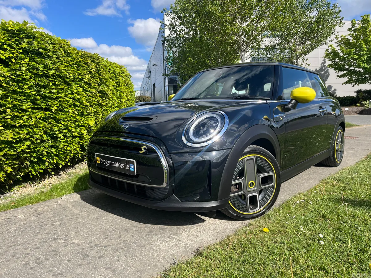 Mini Electric Hatchback, Electric, 2022, Black