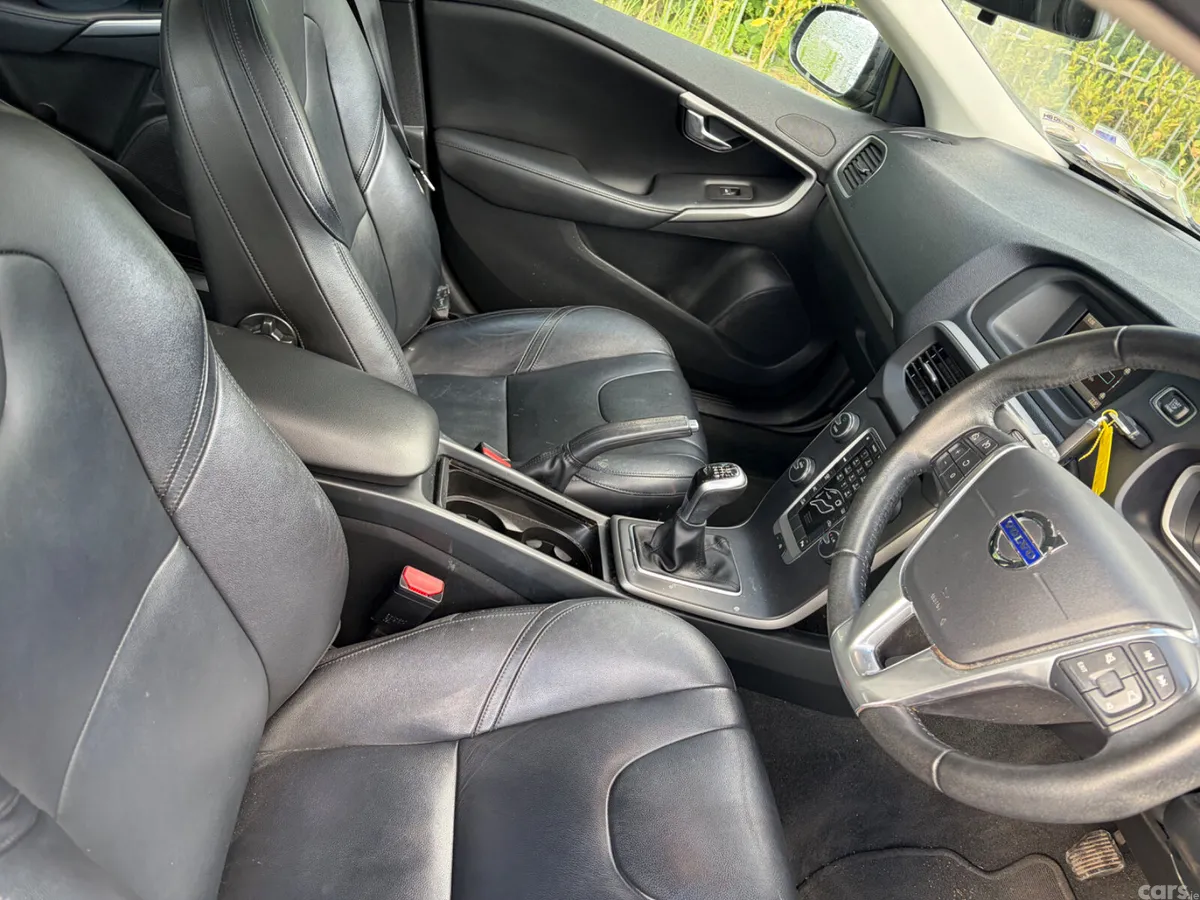 Volvo V40 Hatchback, Diesel, 2016, Black