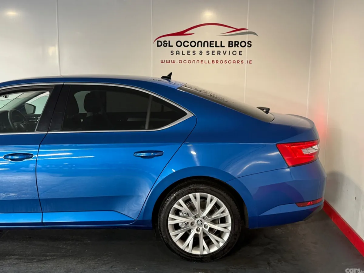 Skoda Superb Hatchback, Diesel, 2023, Blue