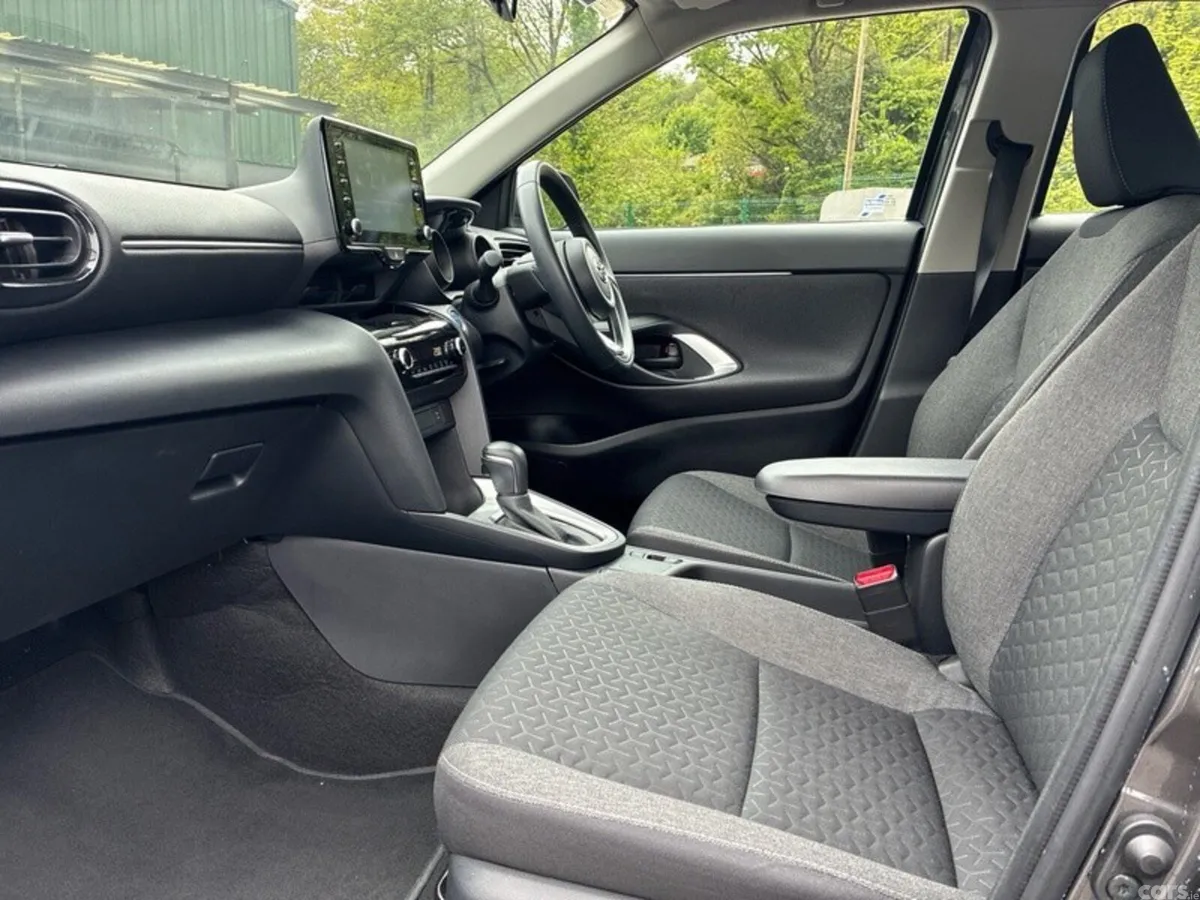 Toyota Yaris Cross Hatchback, Petrol Hybrid, 2024, Grey