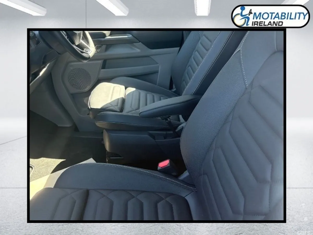 Ford Tourneo Custom MPV, Petrol Plug-in Hybrid, 2026, Black