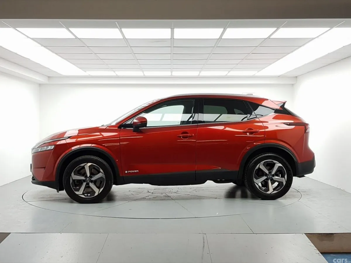 Nissan Qashqai MPV, Petrol Hybrid, 2023, Red
