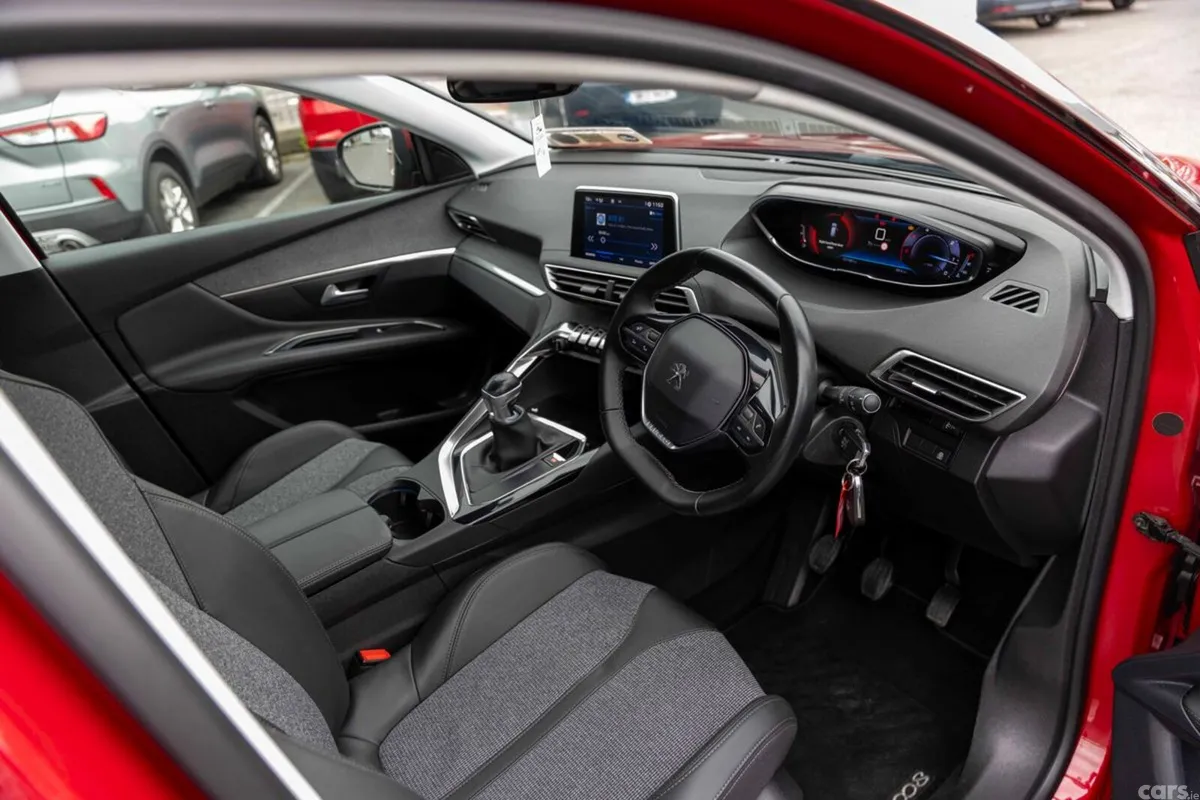 Peugeot 3008 MPV, Diesel, 2020, Red