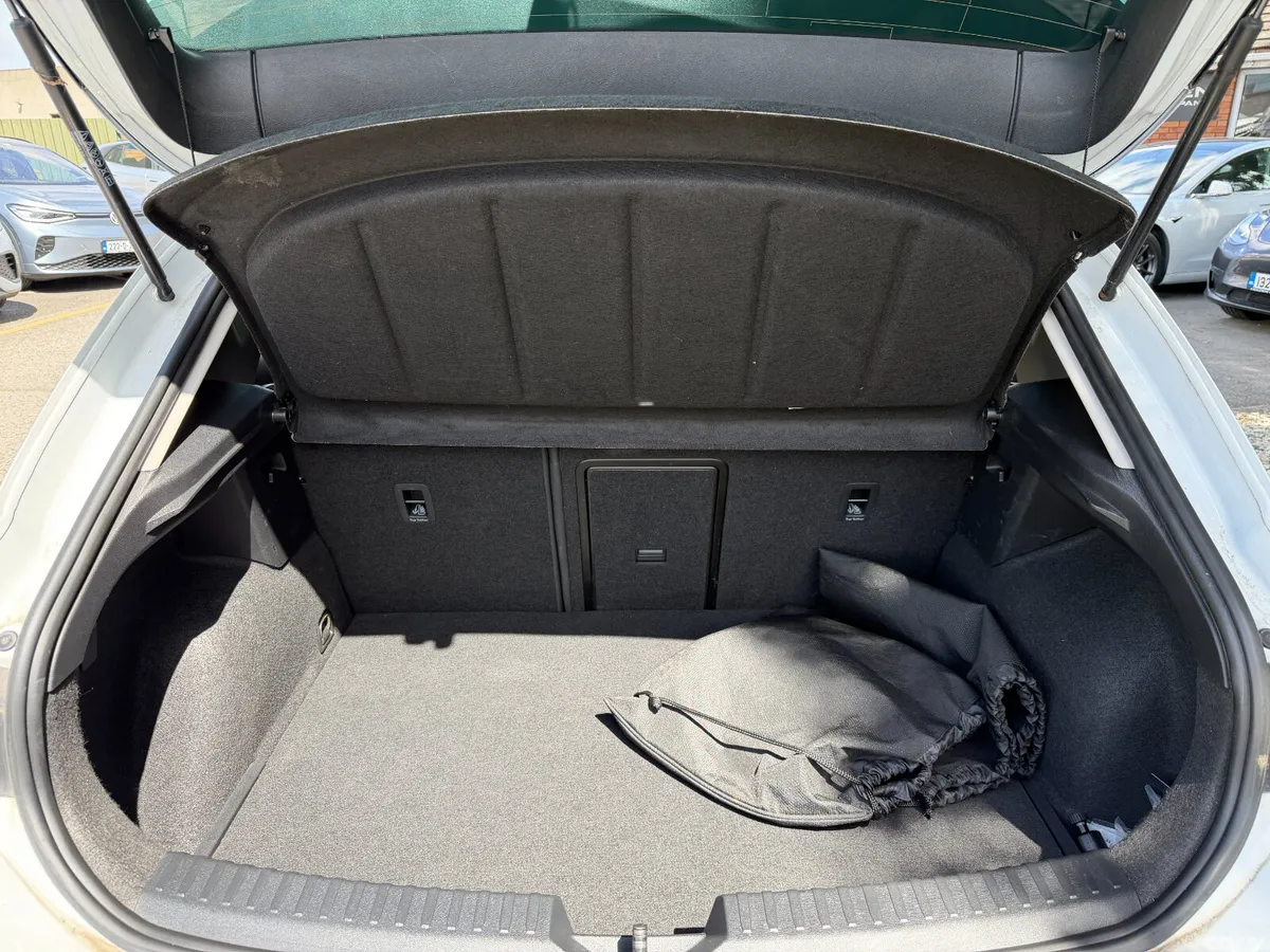 SEAT Leon Hatchback, Petrol Plug-in Hybrid, 2021, White