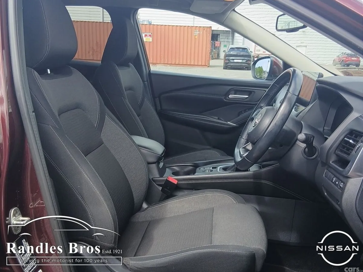 Nissan Qashqai MPV, Petrol, 2023, Red
