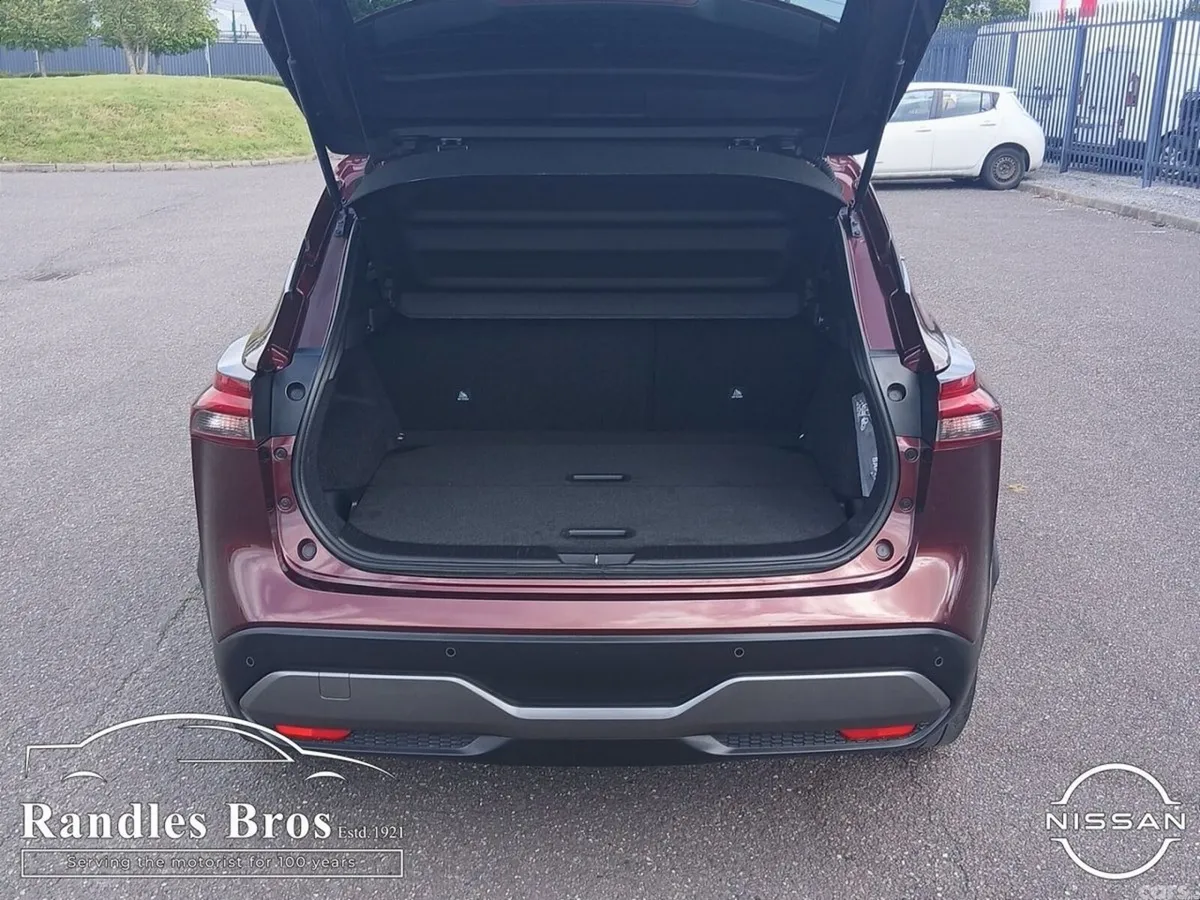 Nissan Qashqai MPV, Petrol, 2023, Red