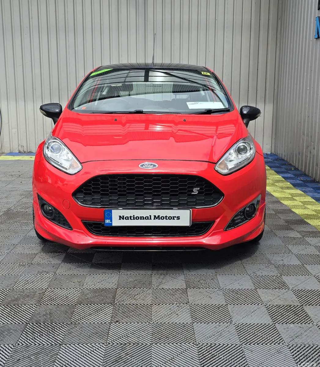 Ford Fiesta Hatchback, Petrol, 2015, Red