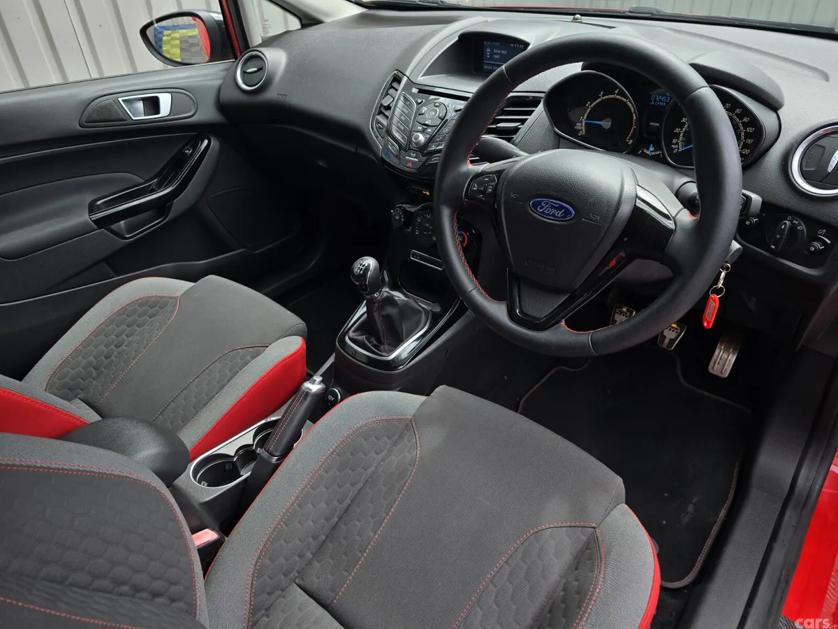 Ford Fiesta Hatchback, Petrol, 2015, Red