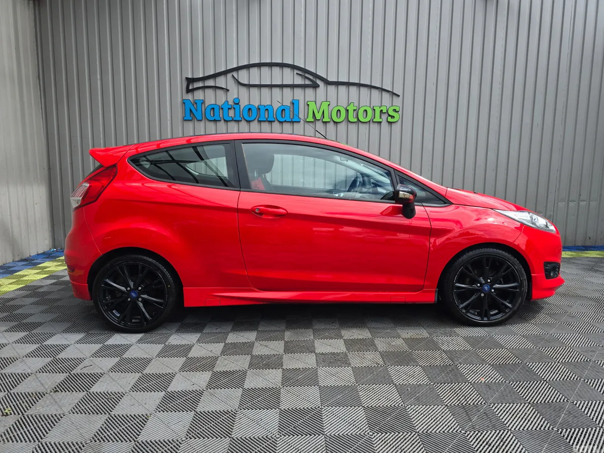 Ford Fiesta Hatchback, Petrol, 2015, Red