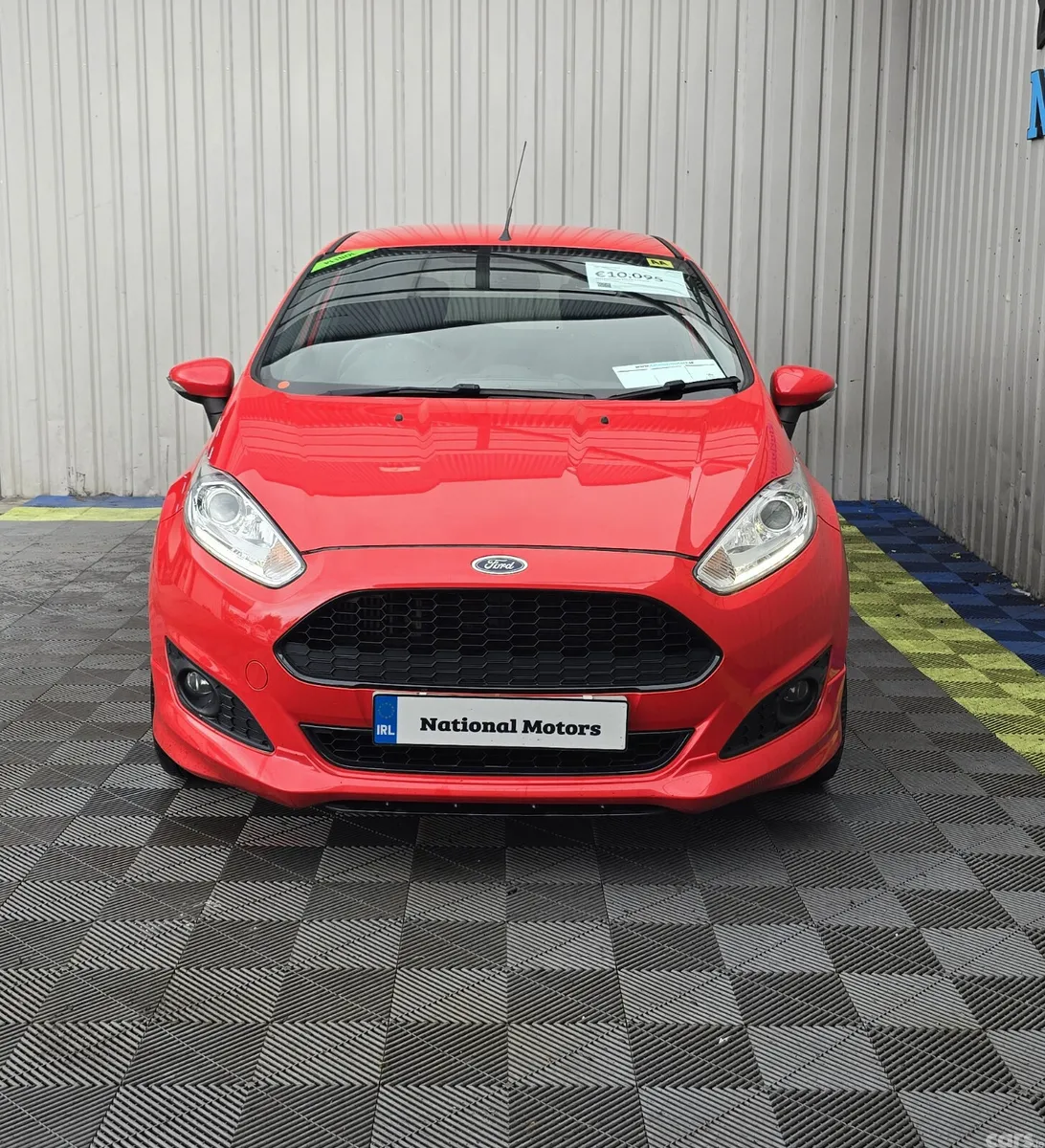 Ford Fiesta Hatchback, Petrol, 2017, Red