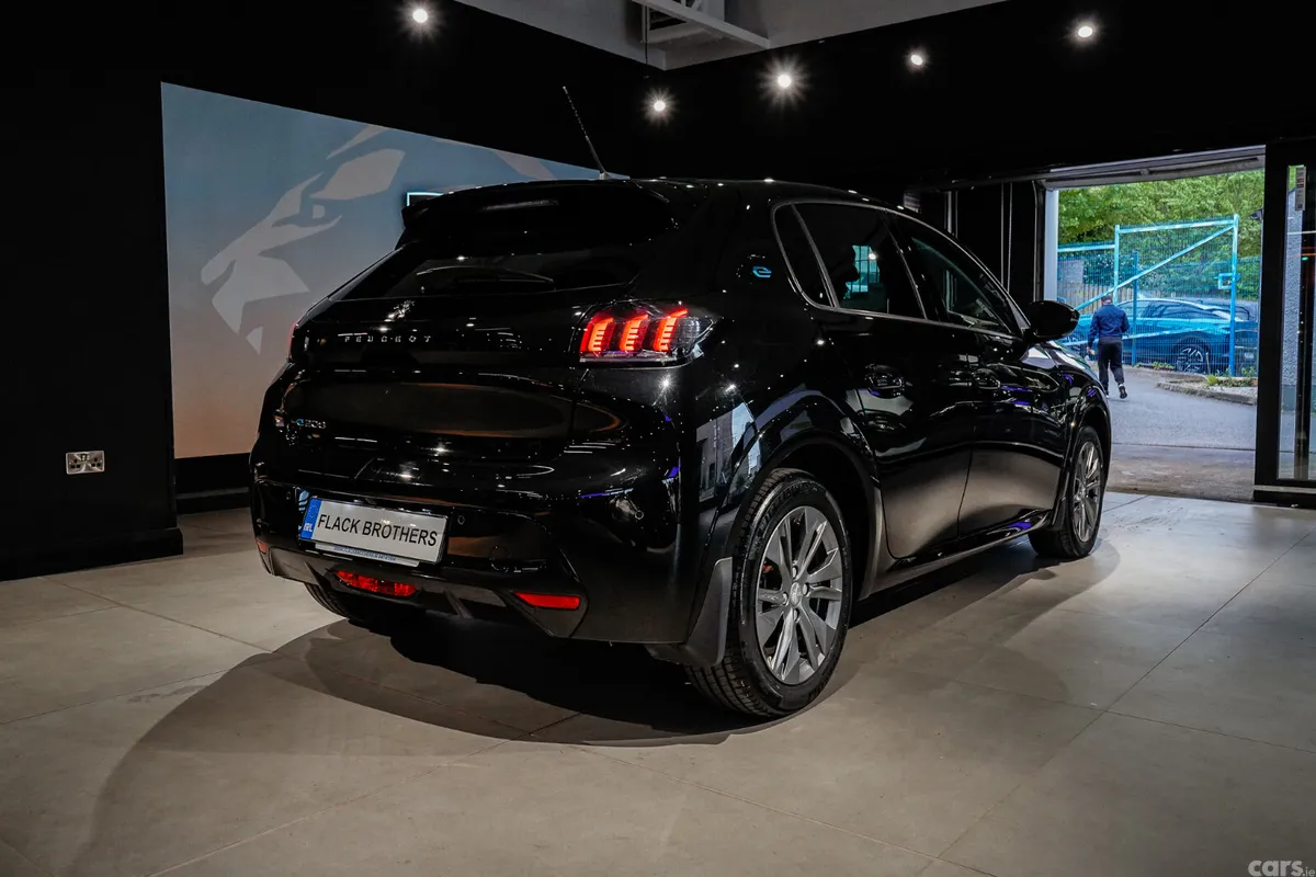 Peugeot 208 Hatchback, Electric, 2023, Black