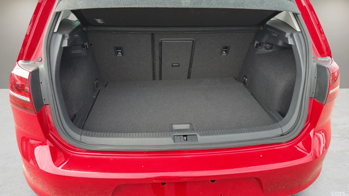 Volkswagen Golf Hatchback, Petrol, 2017, Red