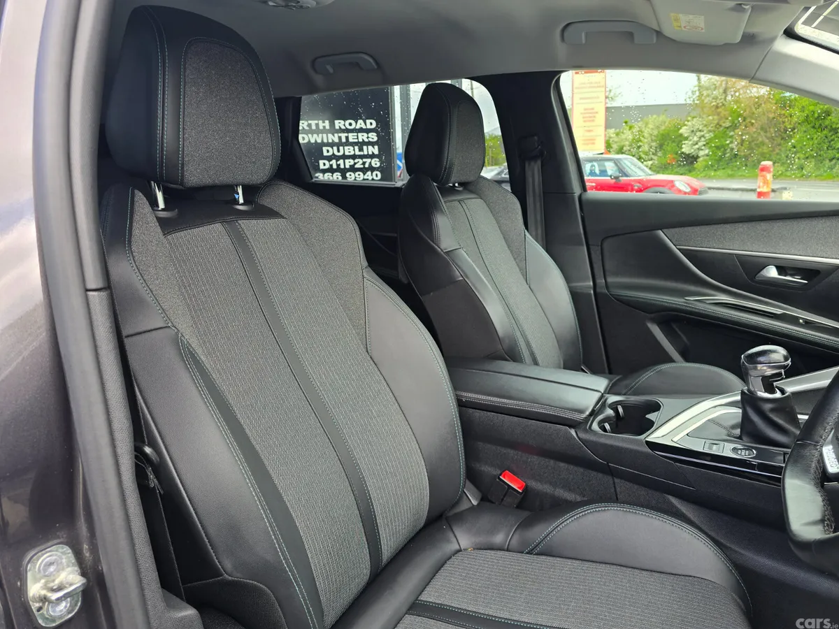 Peugeot 5008 MPV, Petrol, 2022, Grey