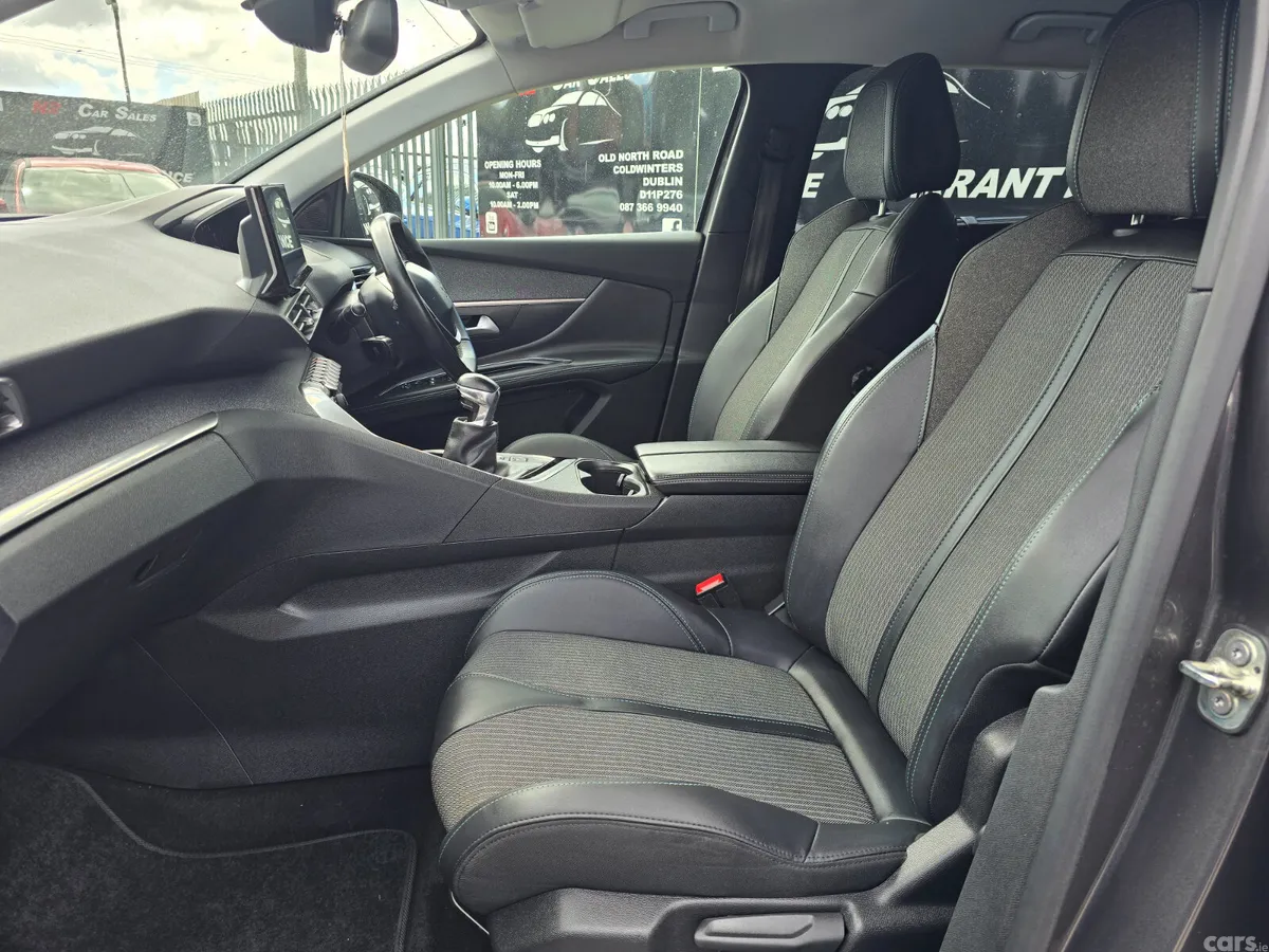 Peugeot 5008 MPV, Petrol, 2022, Grey