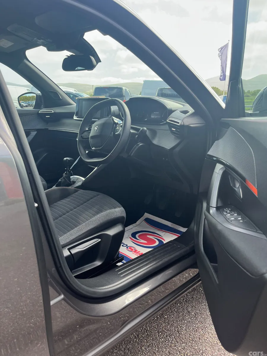 Peugeot 2008 MPV, Petrol, 2023, Grey