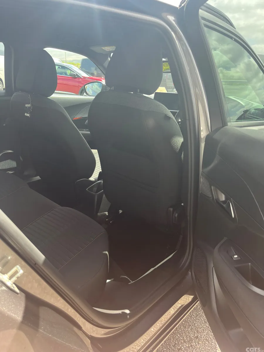 Peugeot 2008 MPV, Petrol, 2023, Grey