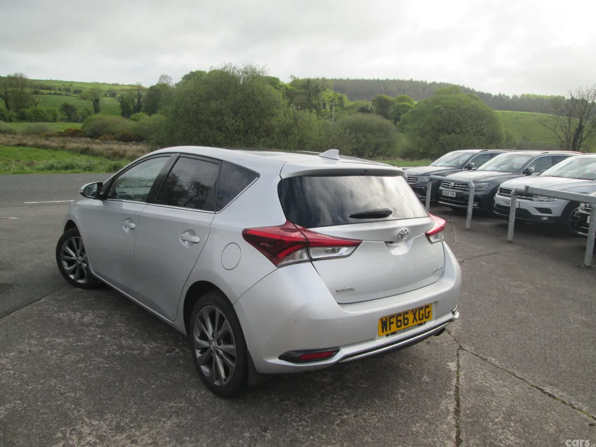 Toyota Auris Hatchback, Petrol, 2016, Silver