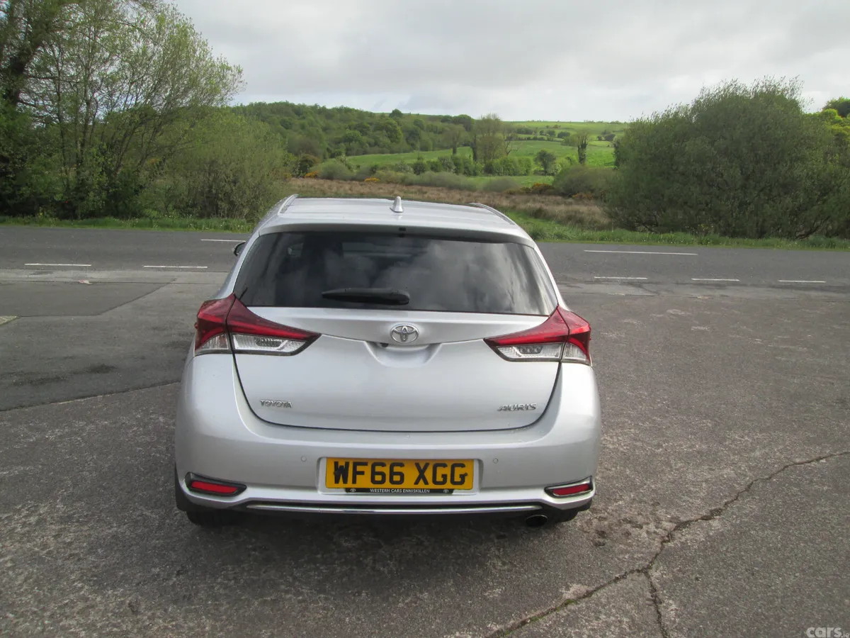 Toyota Auris Hatchback, Petrol, 2016, Silver