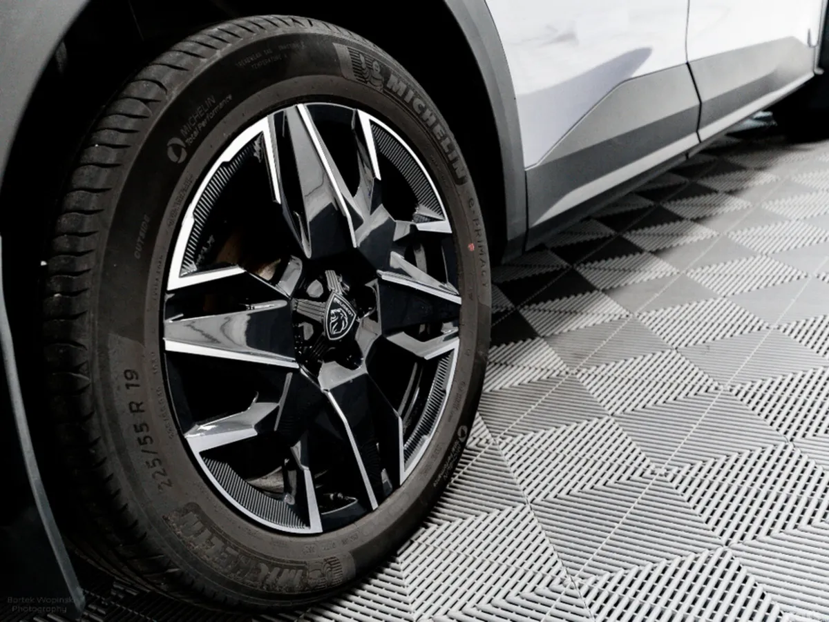 Peugeot 3008 SUV, Petrol Hybrid, 2024, Grey