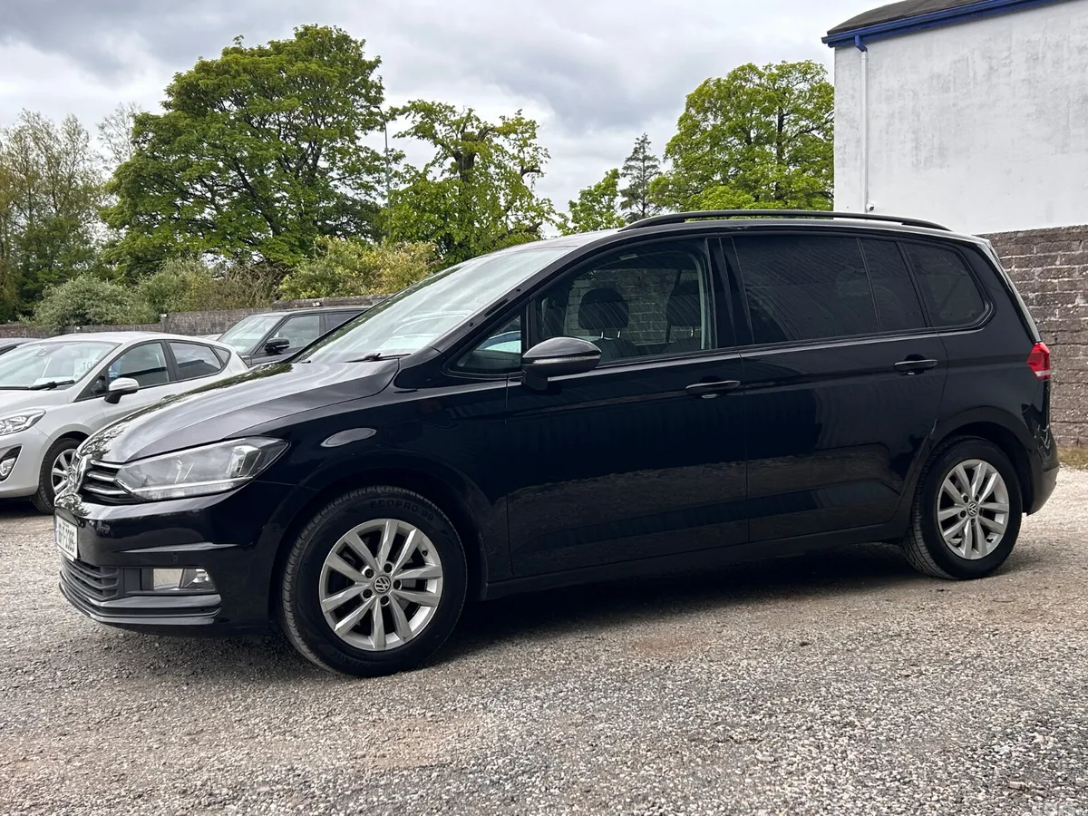 Volkswagen Touran MPV, Diesel, 2016, Black