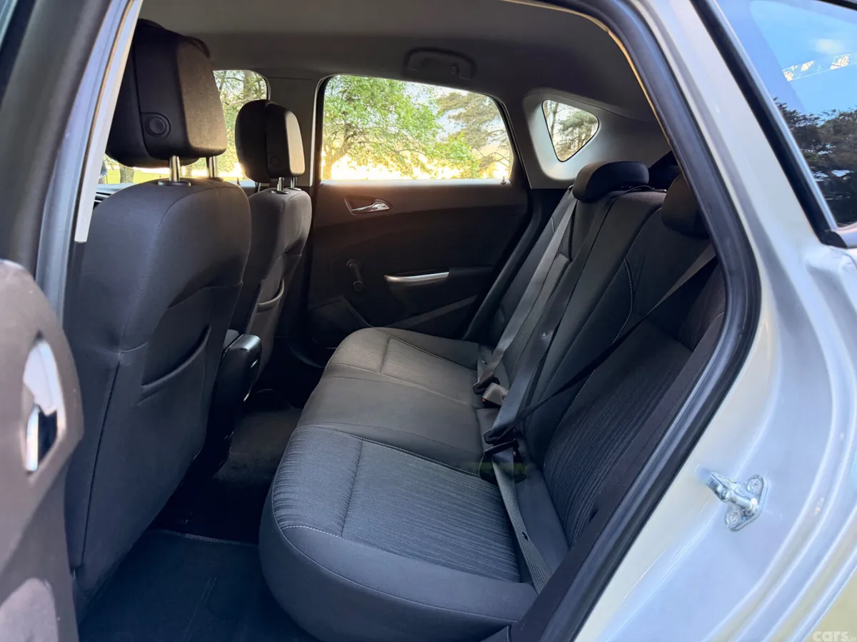 Opel Astra Hatchback, Diesel, 2011, Silver