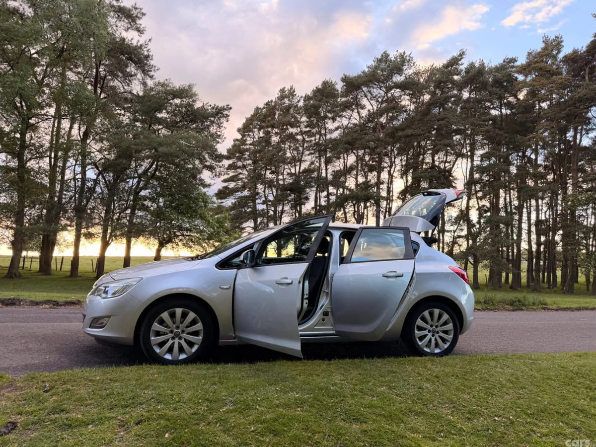 Opel Astra Hatchback, Diesel, 2011, Silver