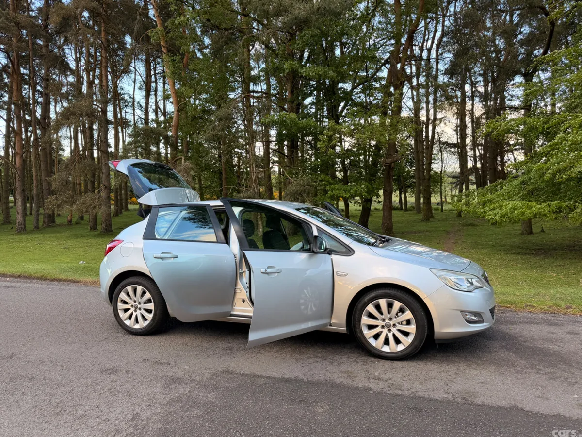 Opel Astra Hatchback, Diesel, 2011, Silver