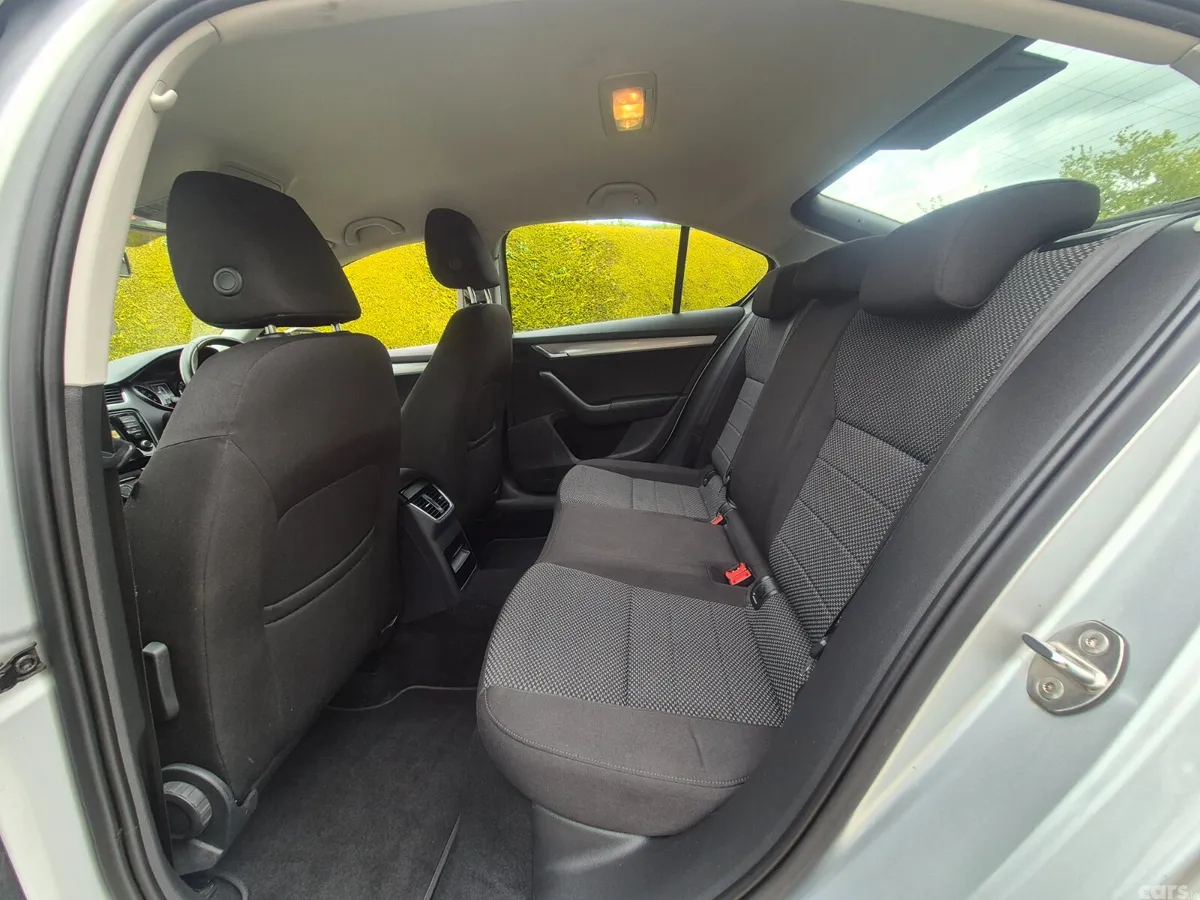 Skoda Octavia Saloon, Diesel, 2017, Grey