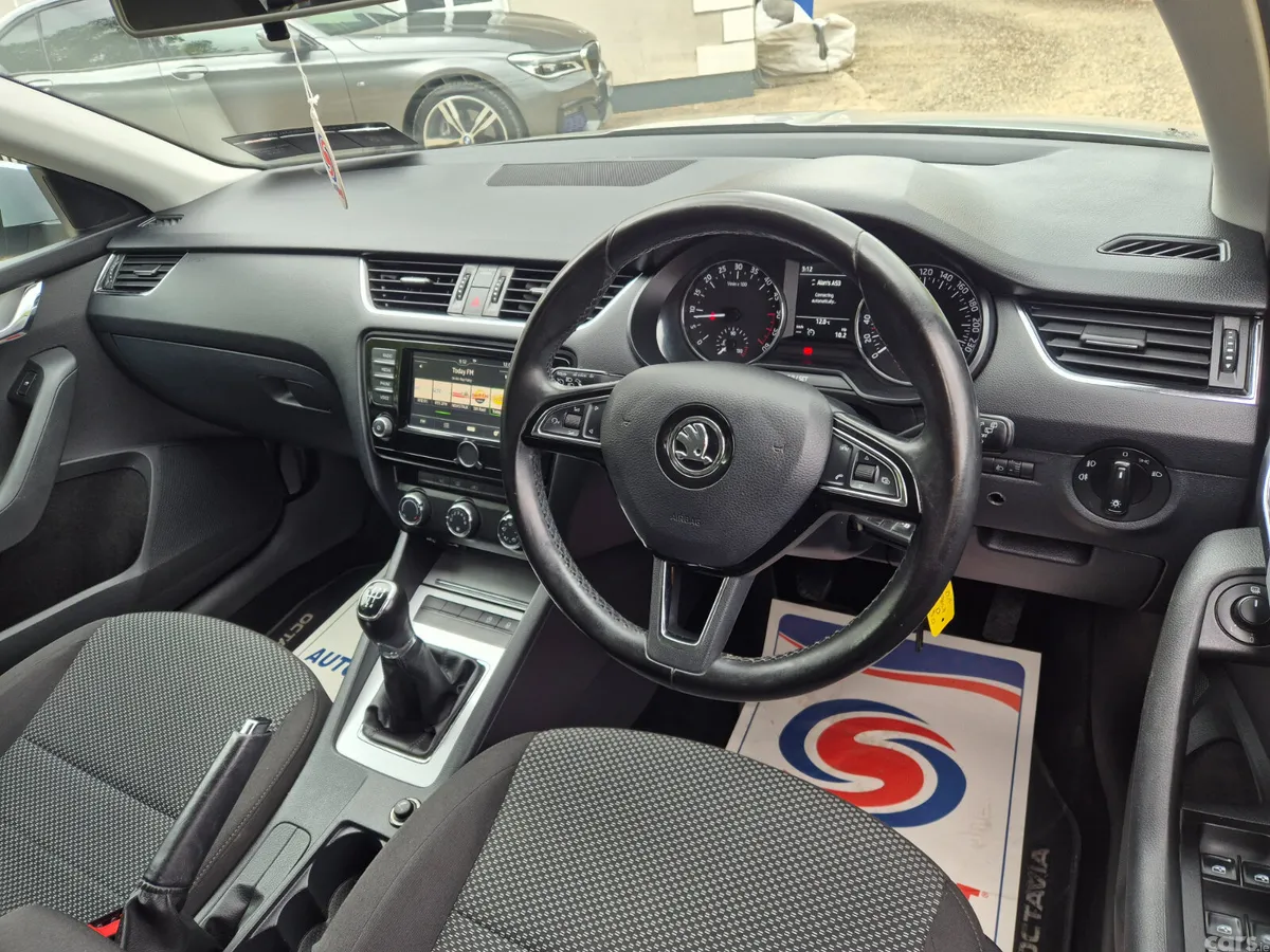 Skoda Octavia Saloon, Diesel, 2017, Grey