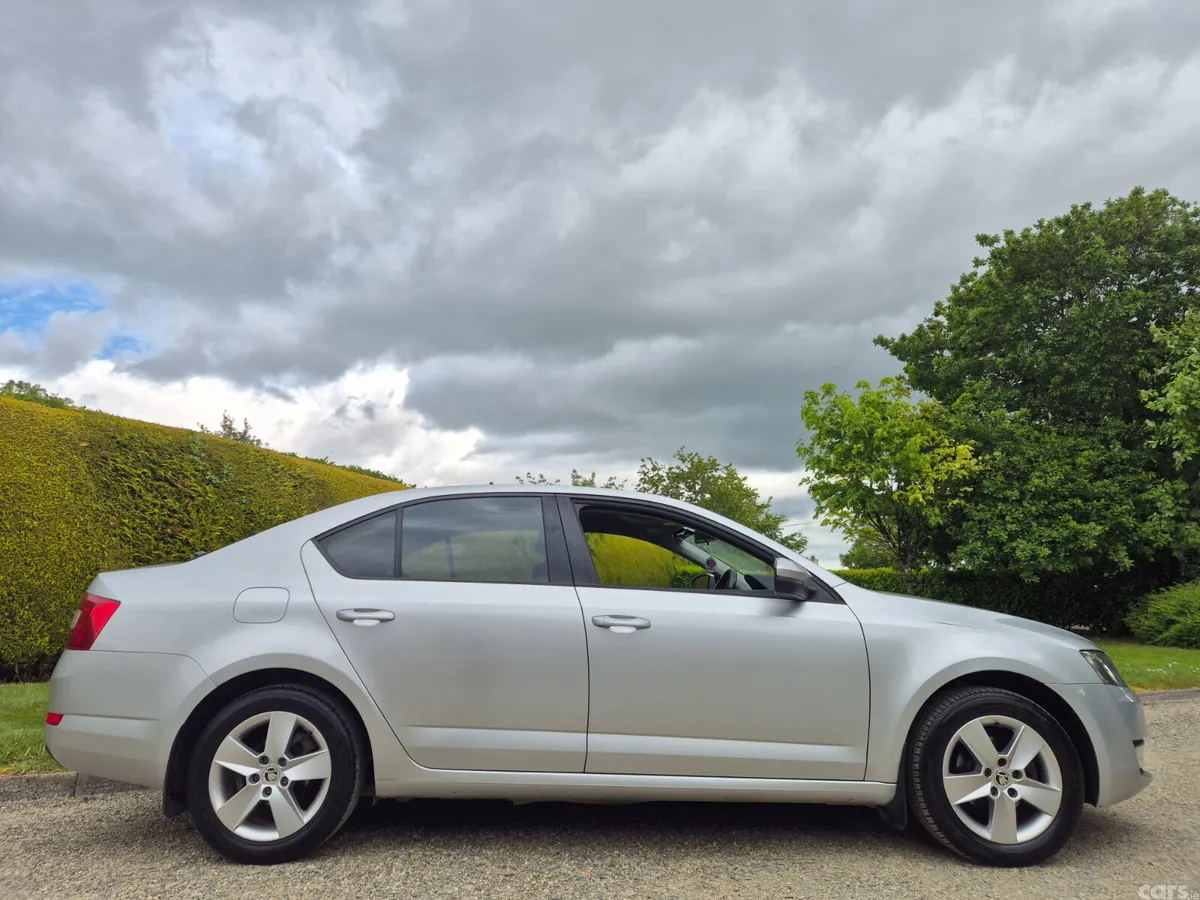 Skoda Octavia Saloon, Diesel, 2017, Grey
