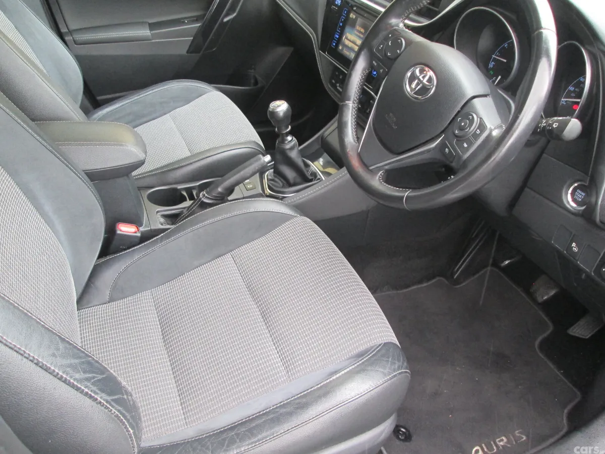 Toyota Auris Hatchback, Petrol, 2016, Silver