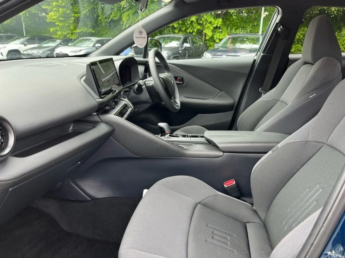 Toyota C-HR SUV, Petrol Hybrid, 2024, Blue